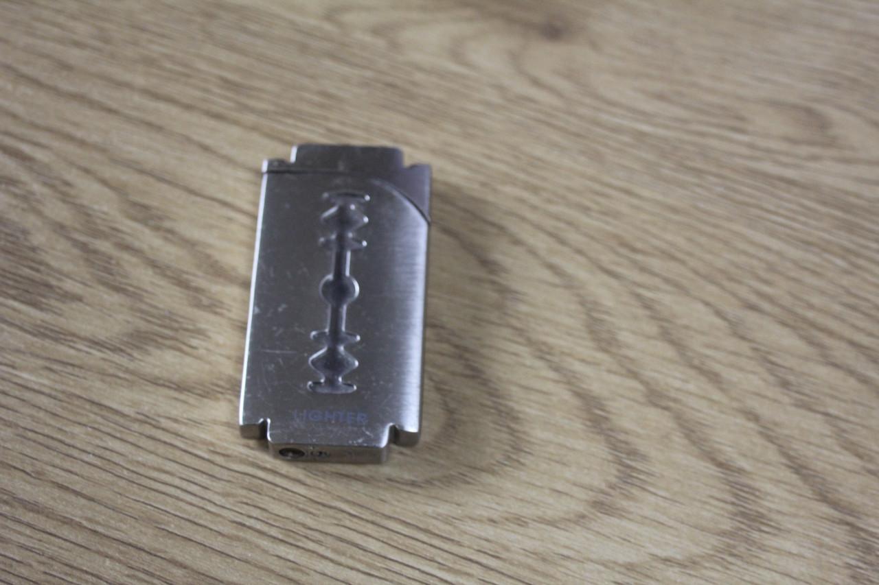 Aansteker in de vorm van n scheermesje