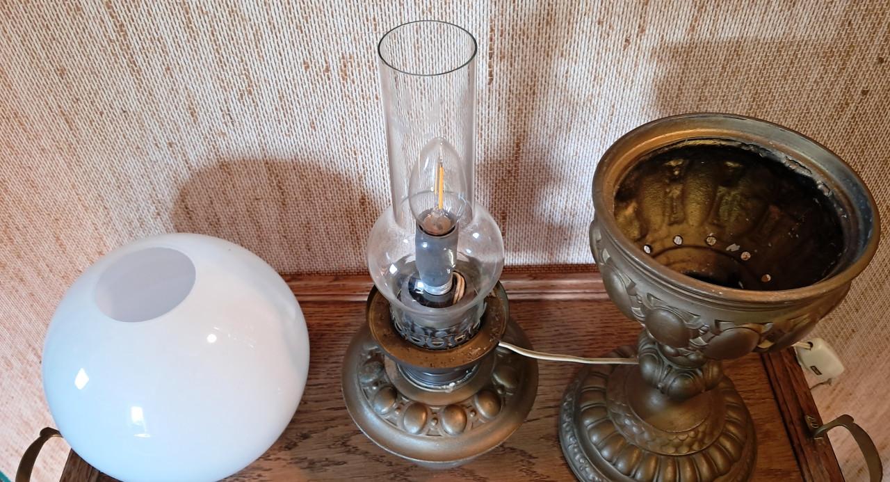 Stijlvolle goudkleurige antieke olielamp – nu elektrisch