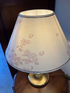TAFEL SCHEMERLAMP MET KOPEREN VOET EN STOFFEN BLOEMMOTIEF KAP
