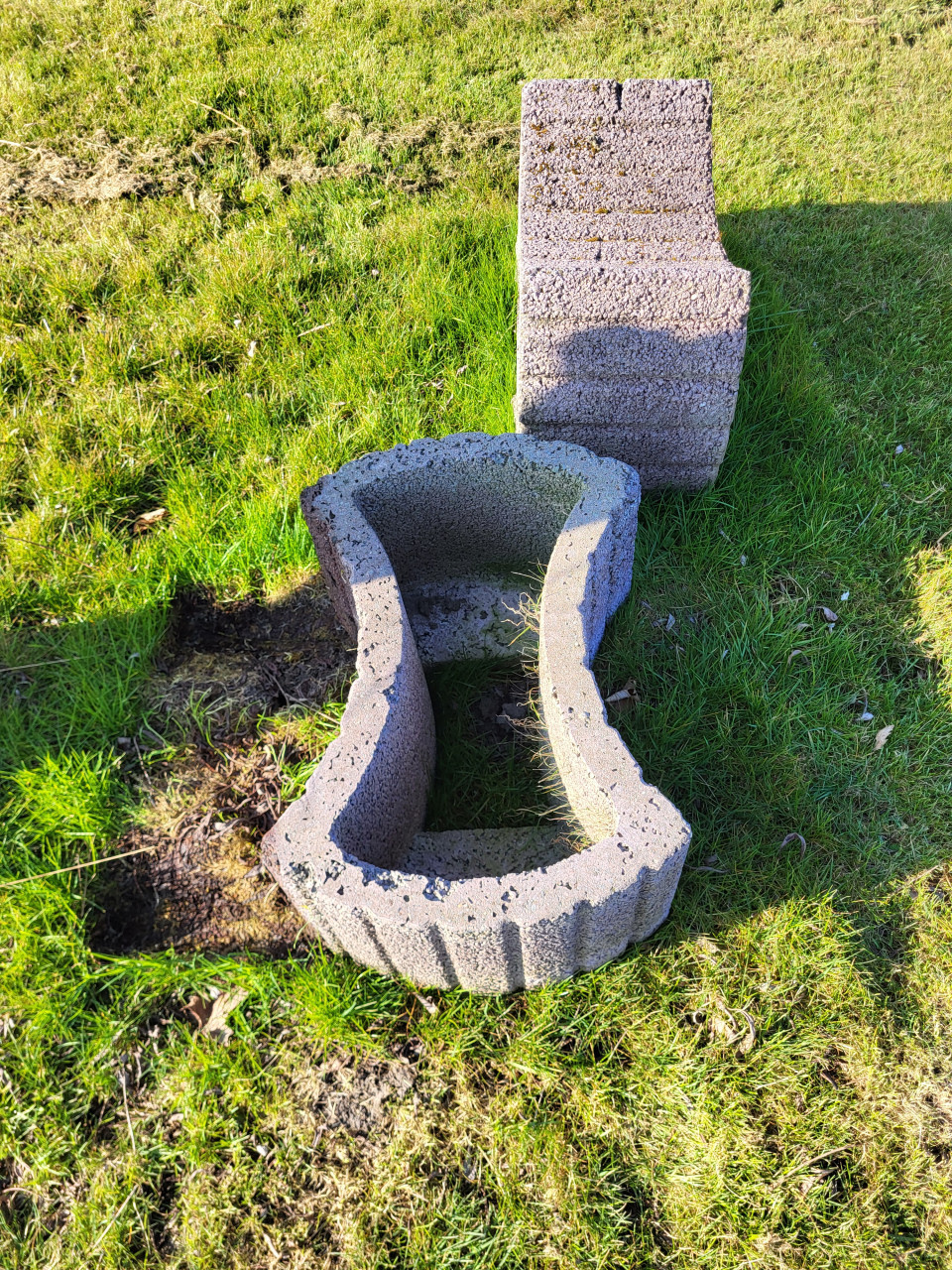 Betonnen rode bloembakken
