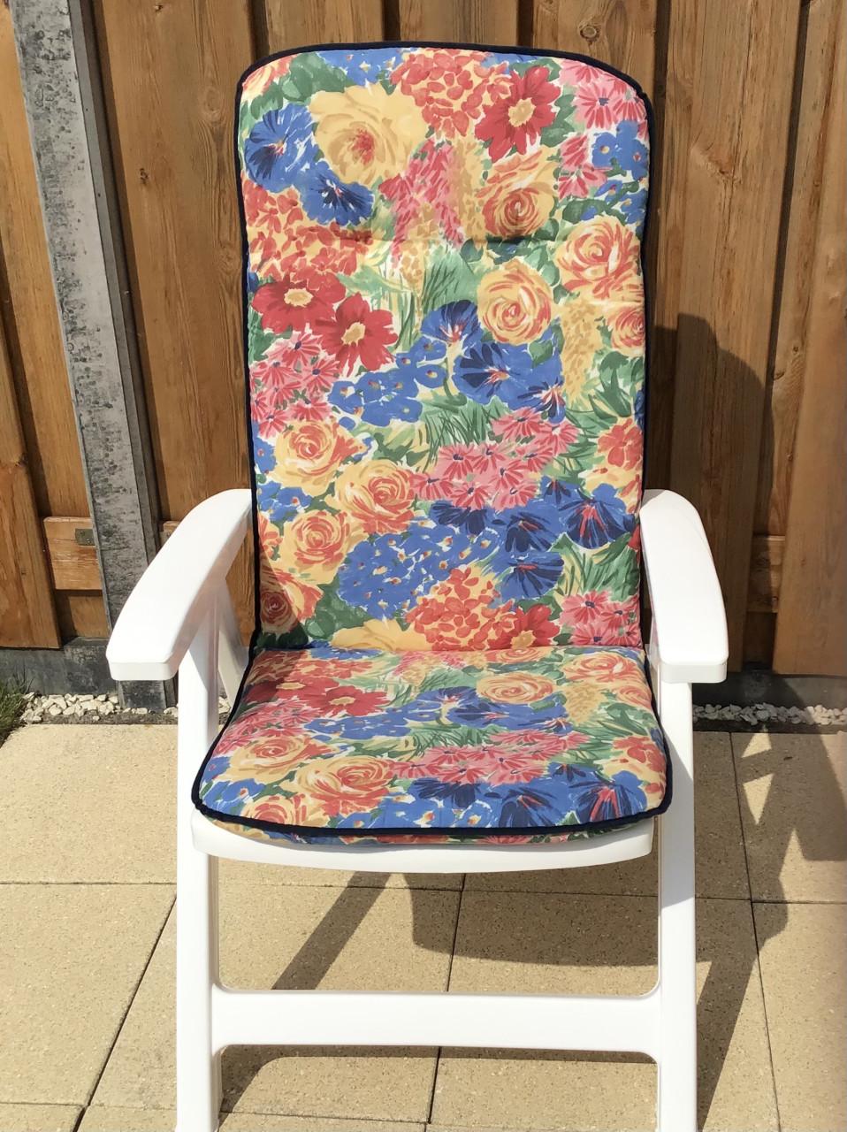 4 Kunststof tuinstoelen met kussens + tafeltje