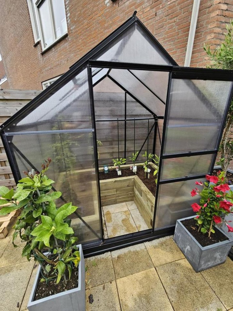 Tuinkas Vitavia comet 2500 en plantenbak van Woodblocx