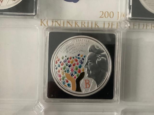 7 penningen uit de collectie “Nederland Herdenkt”.