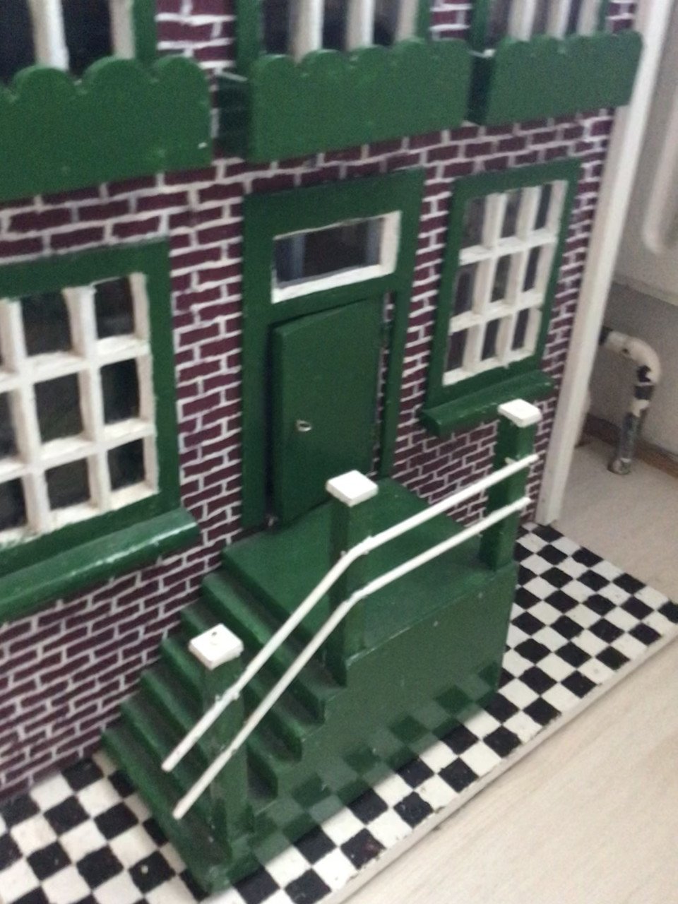Houten poppenhuis met inhoud