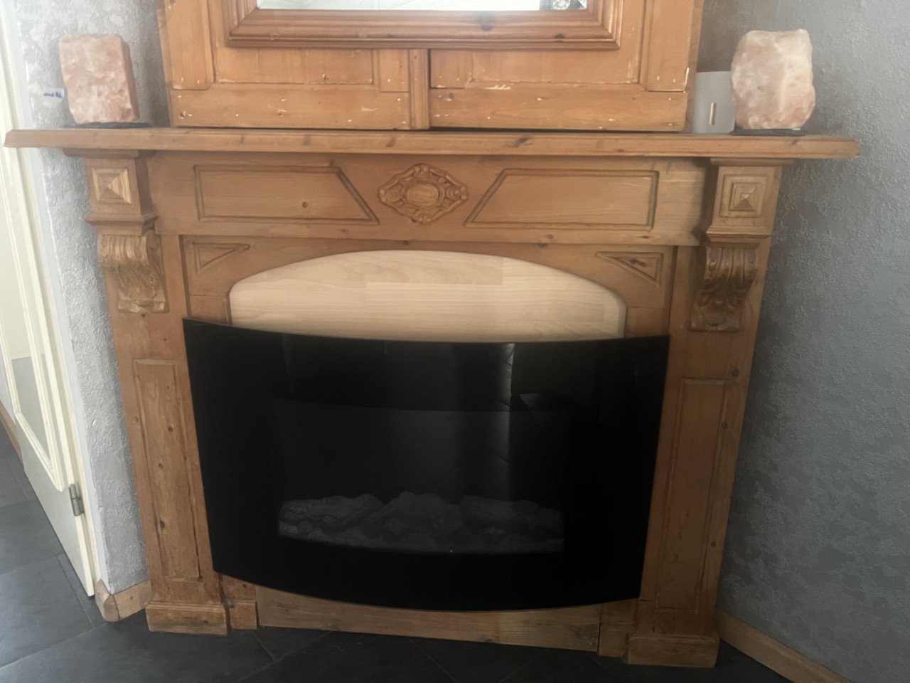 Houten haardombouw met bovenkast