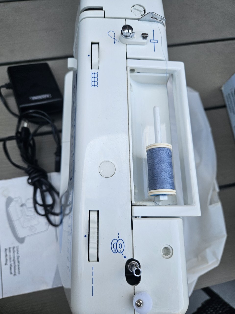 Zgan krachtige vintage naaimachine met heel veel steken en accessoires....