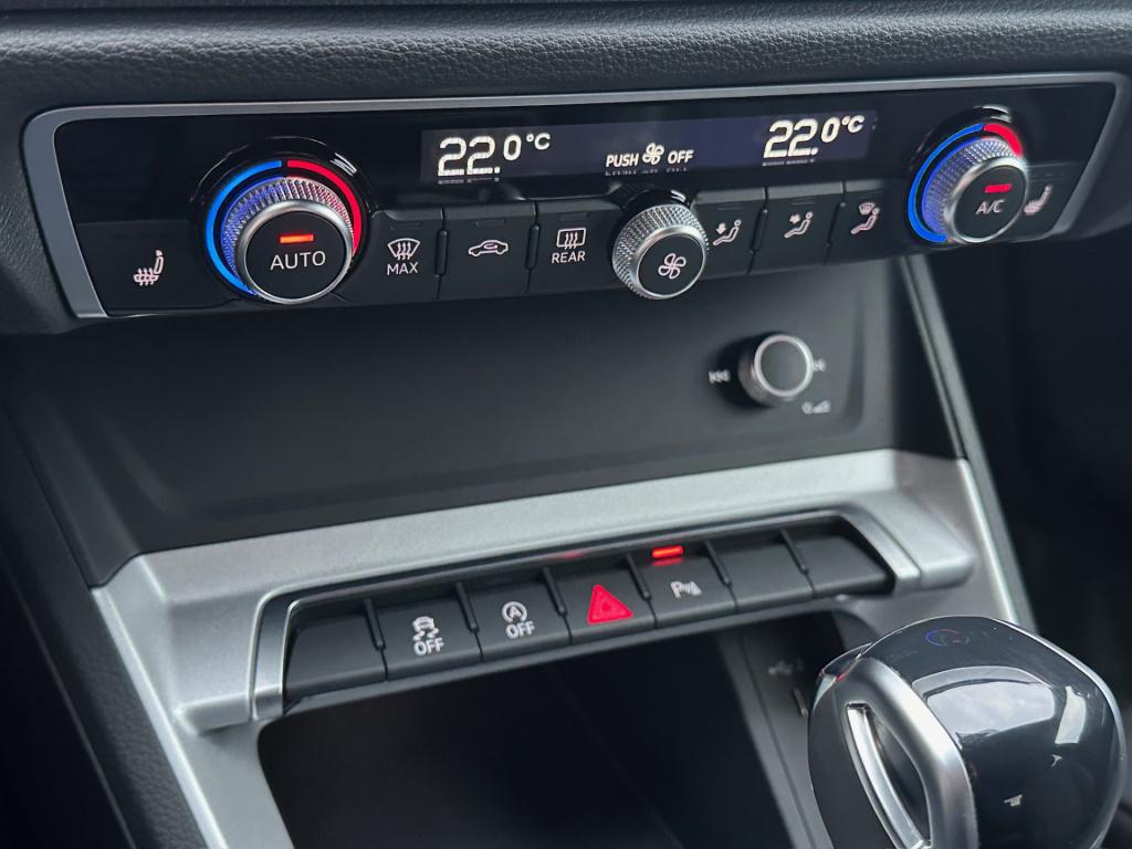 Audi Q3 35 tfsi s-line | panoramadak | zwart optiek | trekhaak | camera | e