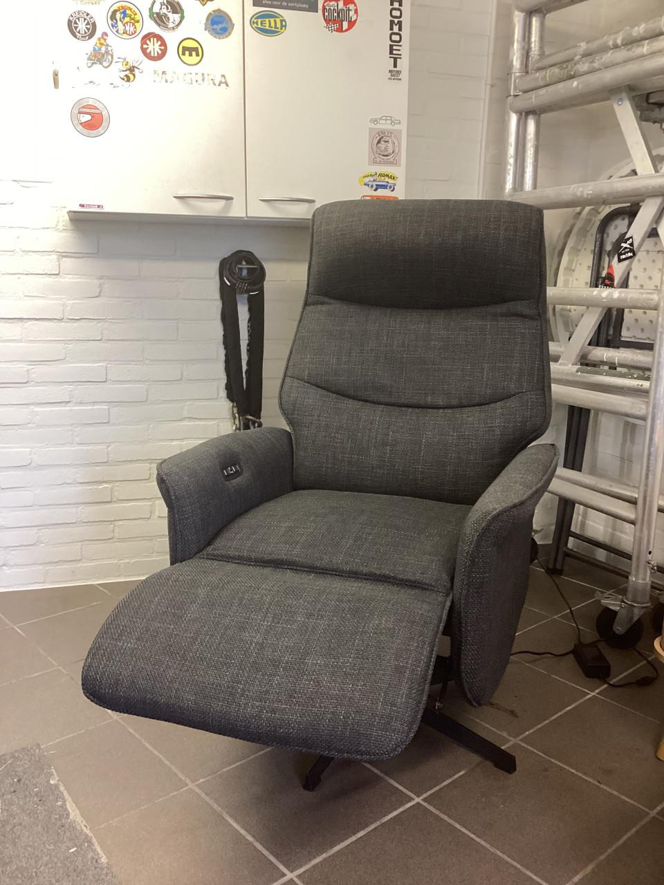 Stoel,tafel,stoelen,kastje juli 2025 samen €175