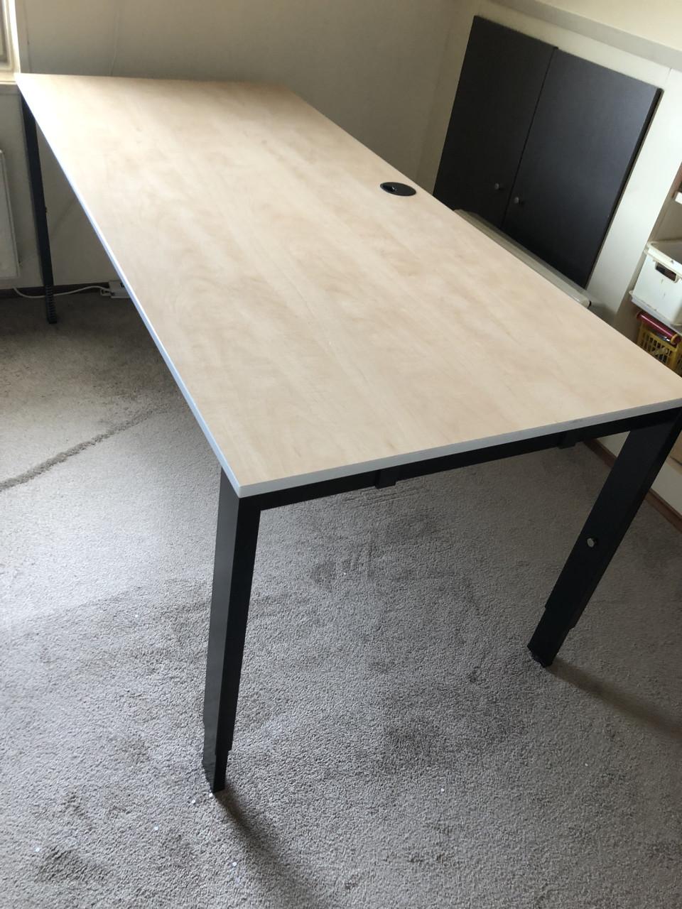 Te koop goed bureau.(z.g.a.n.).