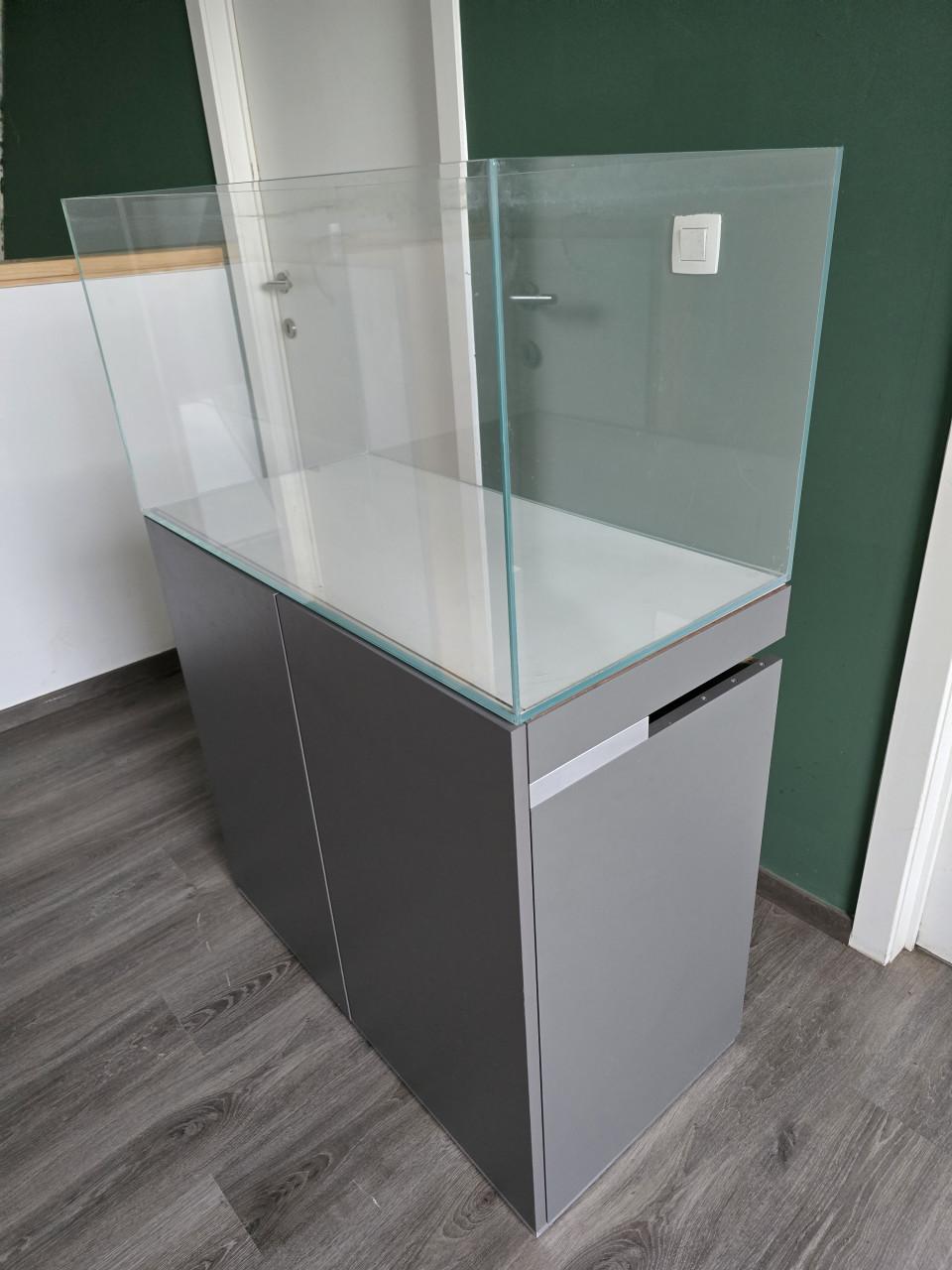 Aquarium 100 x 50 x 131 cm.