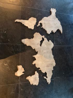Houten wereldkaart