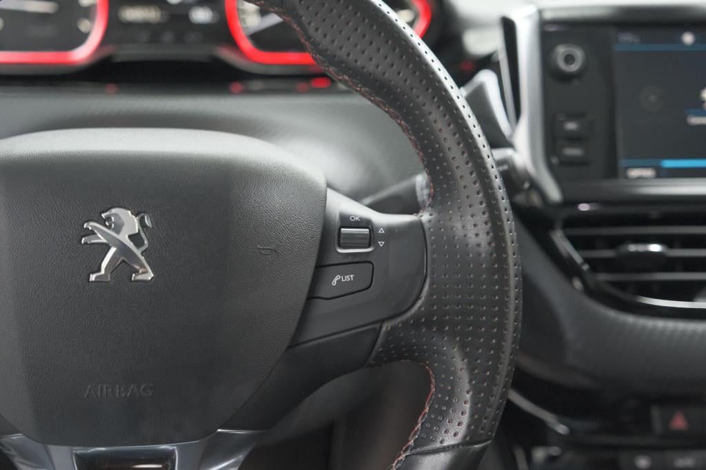 Peugeot 2008 puretech 110 eat6 gt-line | camera | panoramadak | navigatie |