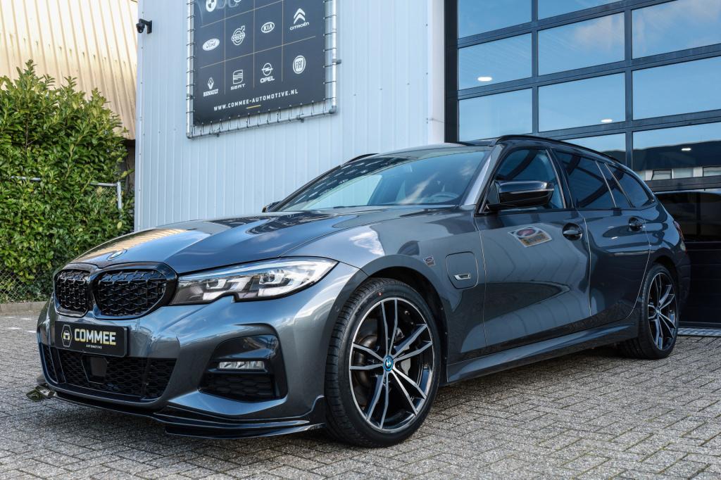 BMW 3-serie touring 330e m sport cam i trekhaak i acc i 292pk