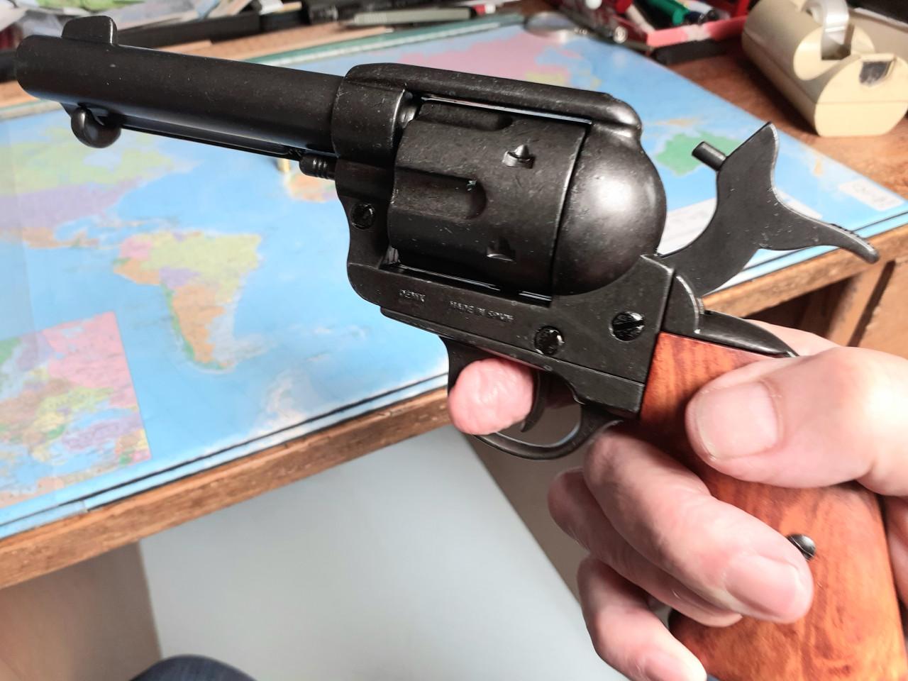 Pistool - een replica  van de .45 kaliber revolver,