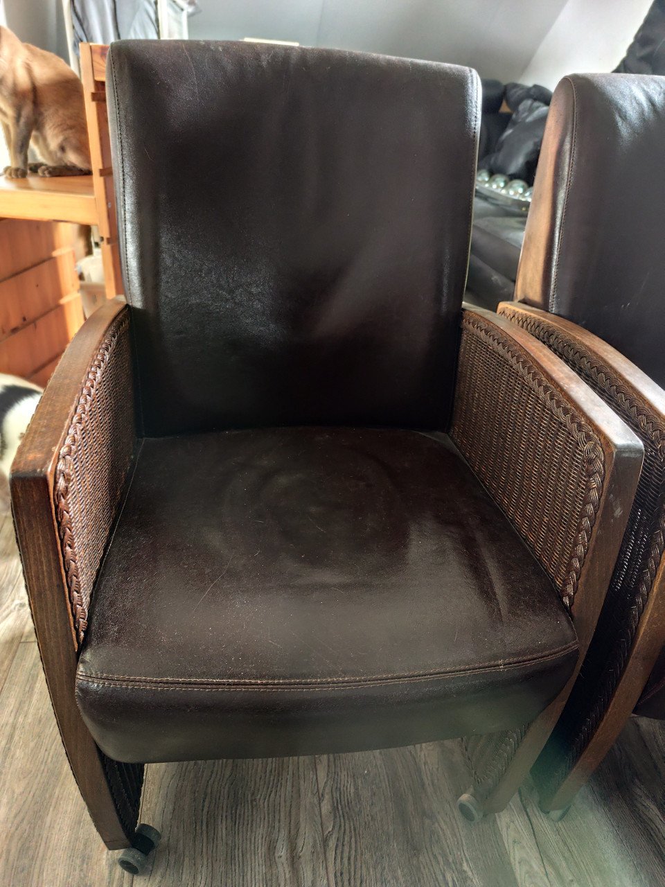 2 comfortabele eetkamerstoelen met rotan en kunstleer