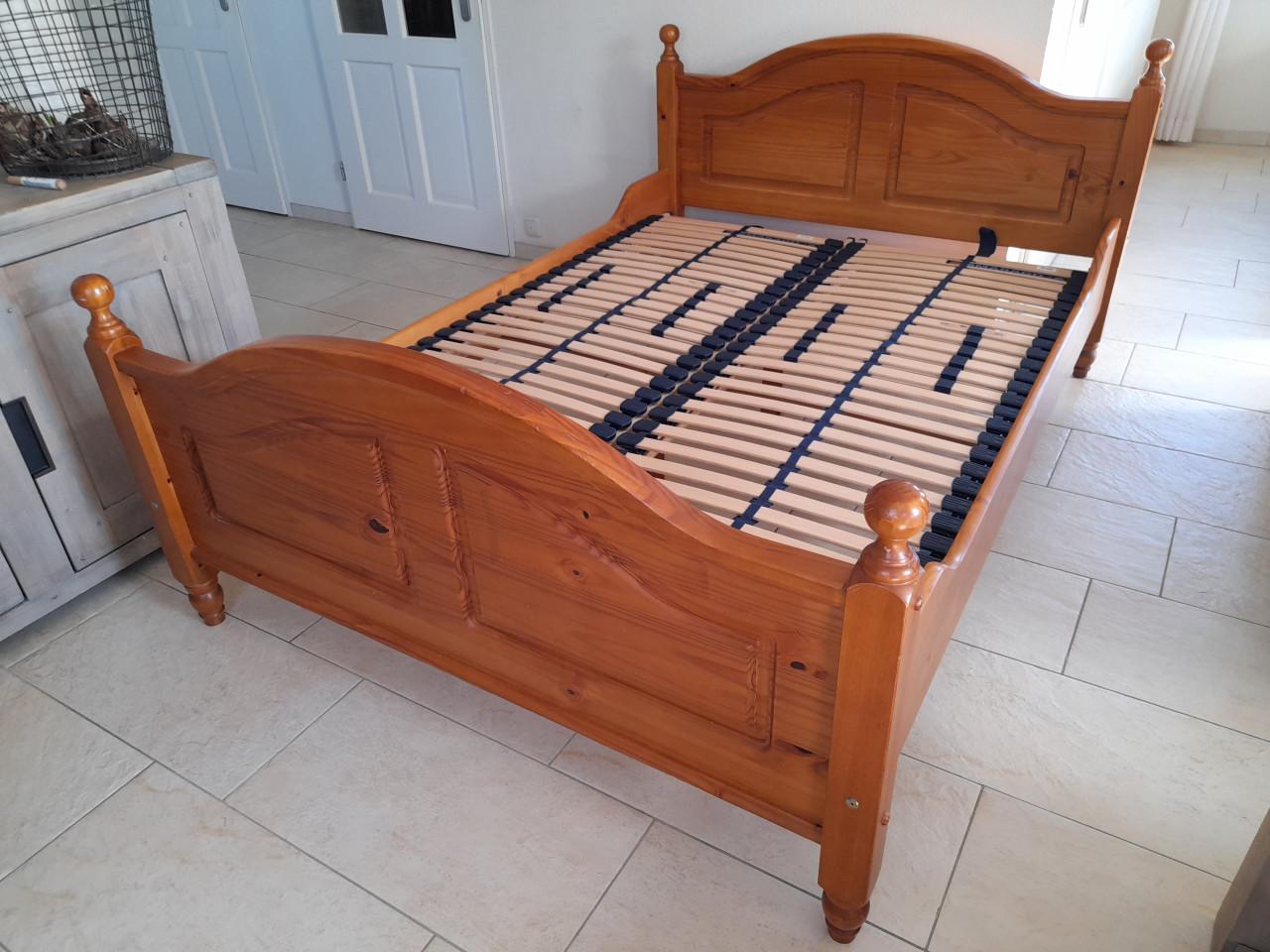 Massief houten bed 140 x 190 (in goede staat )