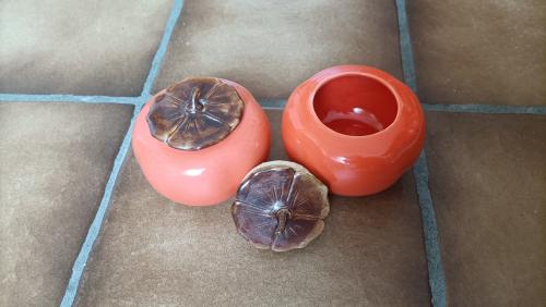 2 Keer keramische theeblik of snoeppot in de vorm van een persimomon (kaki)