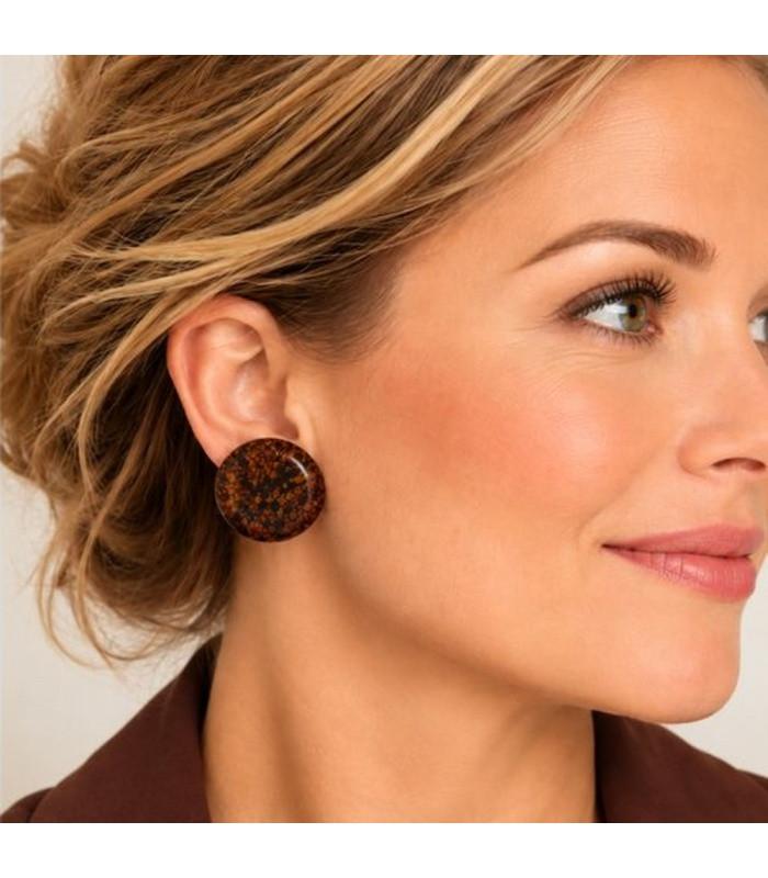 Bruine oorclips met een gevlekt patroon in chocoladebruin.