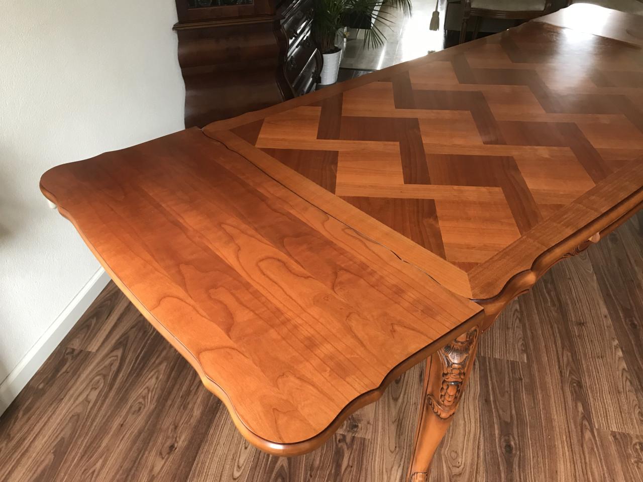 Klassieke eetkamertafel