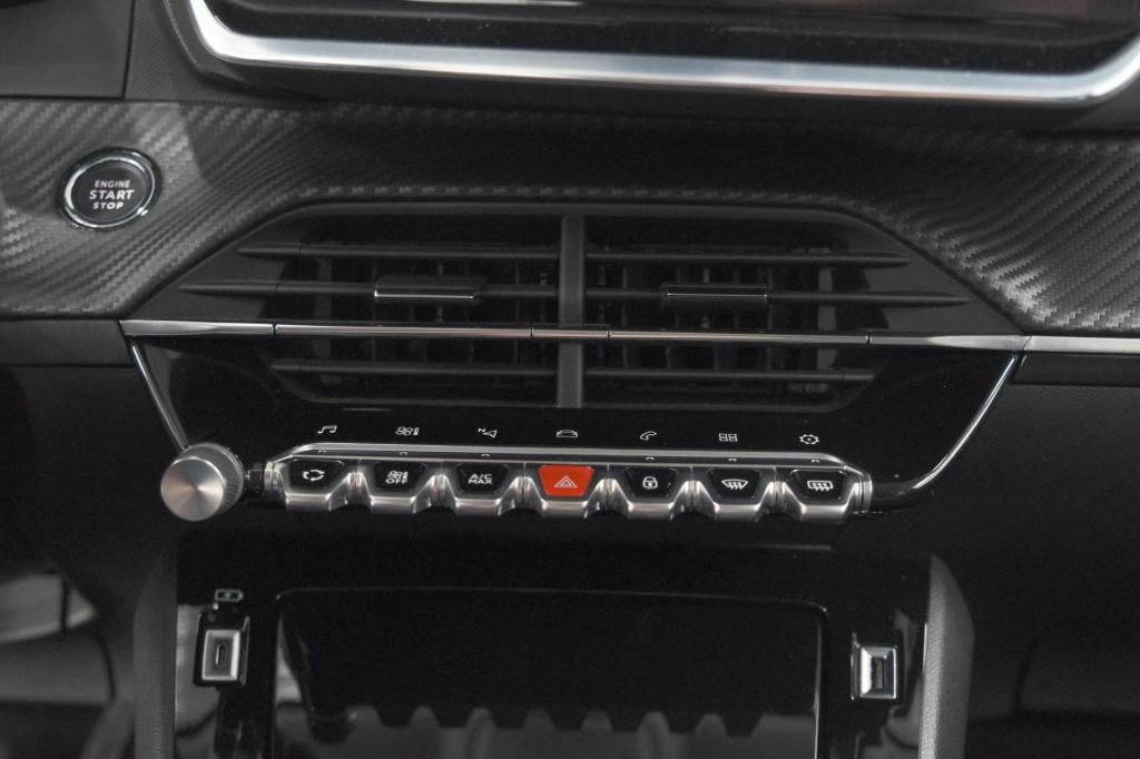 Peugeot 2008 puretech 130 pk allure pack | trekhaak | camera | adaptieve cr