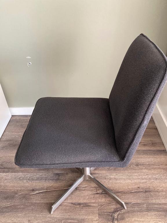 Donkergrijze (lounge)stoel /draaifauteuil