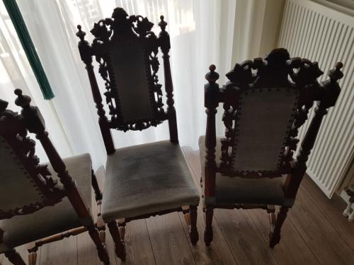 4 BROCANTE 'klooster' stoelen, voorheen in een klooster in belgie gestaan