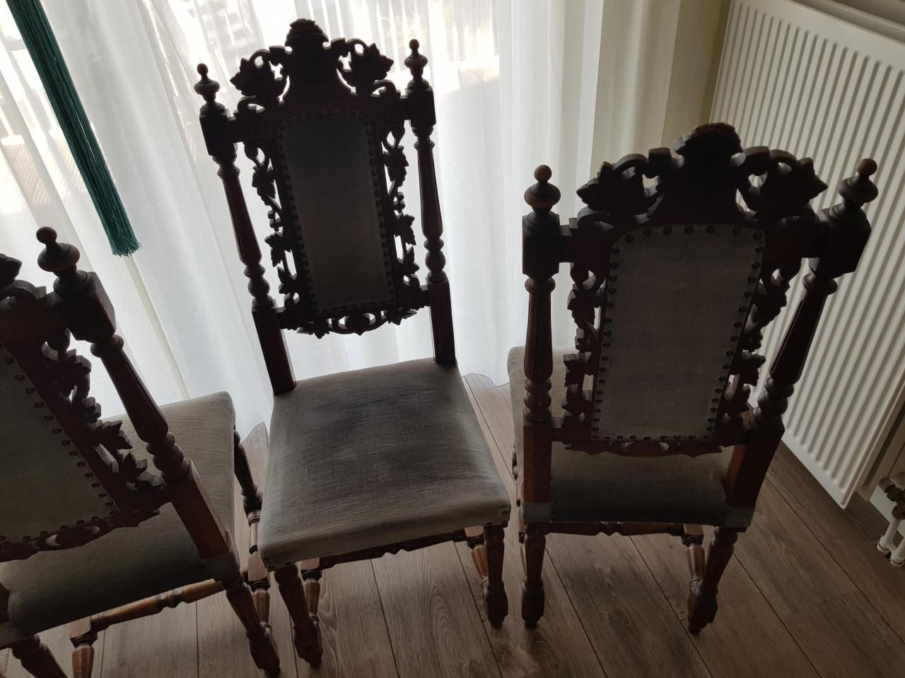 4 BROCANTE 'klooster' stoelen, voorheen in een klooster in belgie gestaan