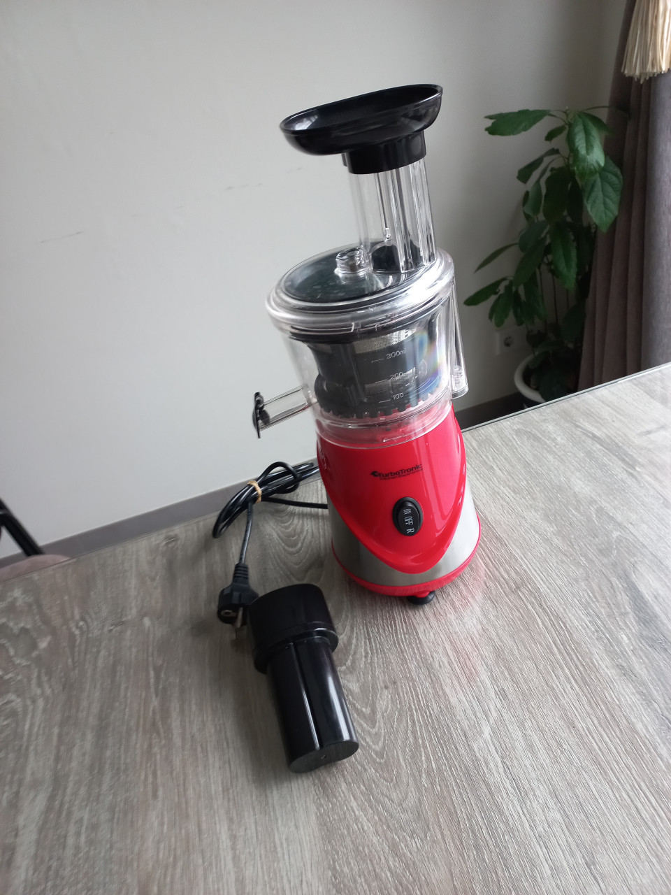 Turbotronic Slowjuicer  220V-240V-50/60Hz  Vermogen: 300W  Centrifugesnelhe