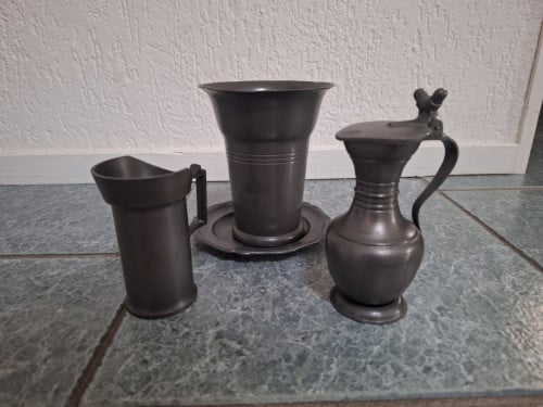 Tinnen vaas, kan, klepkan en bordje