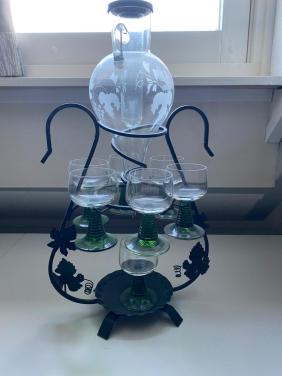 Wijnglazen groene voet in houder. Retro item