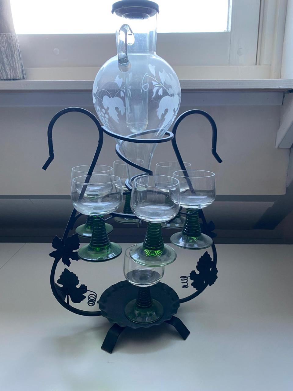 Wijnglazen groene voet in houder. Retro item