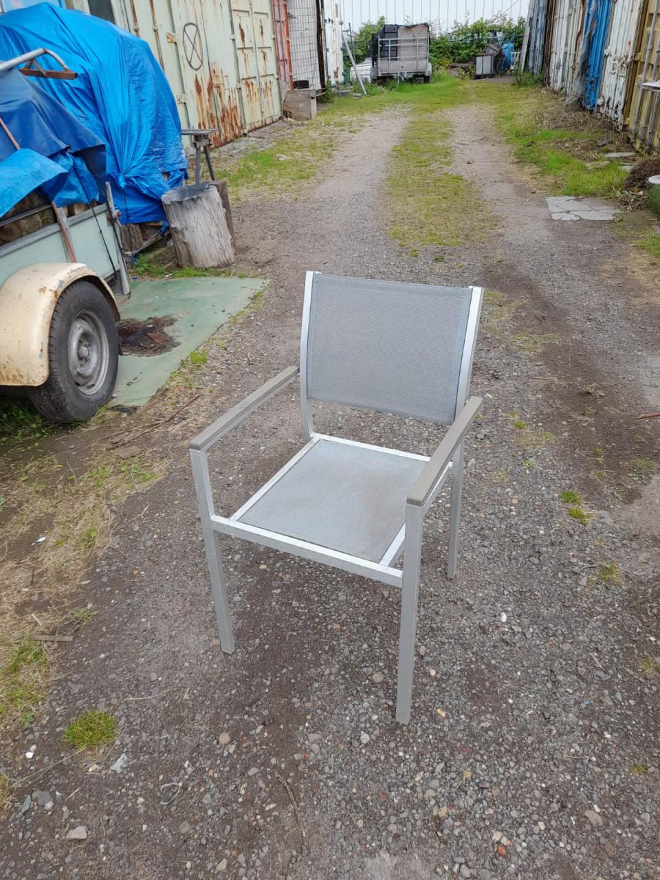 15 aluminium terrasstoelen, zoals afgebeeld.