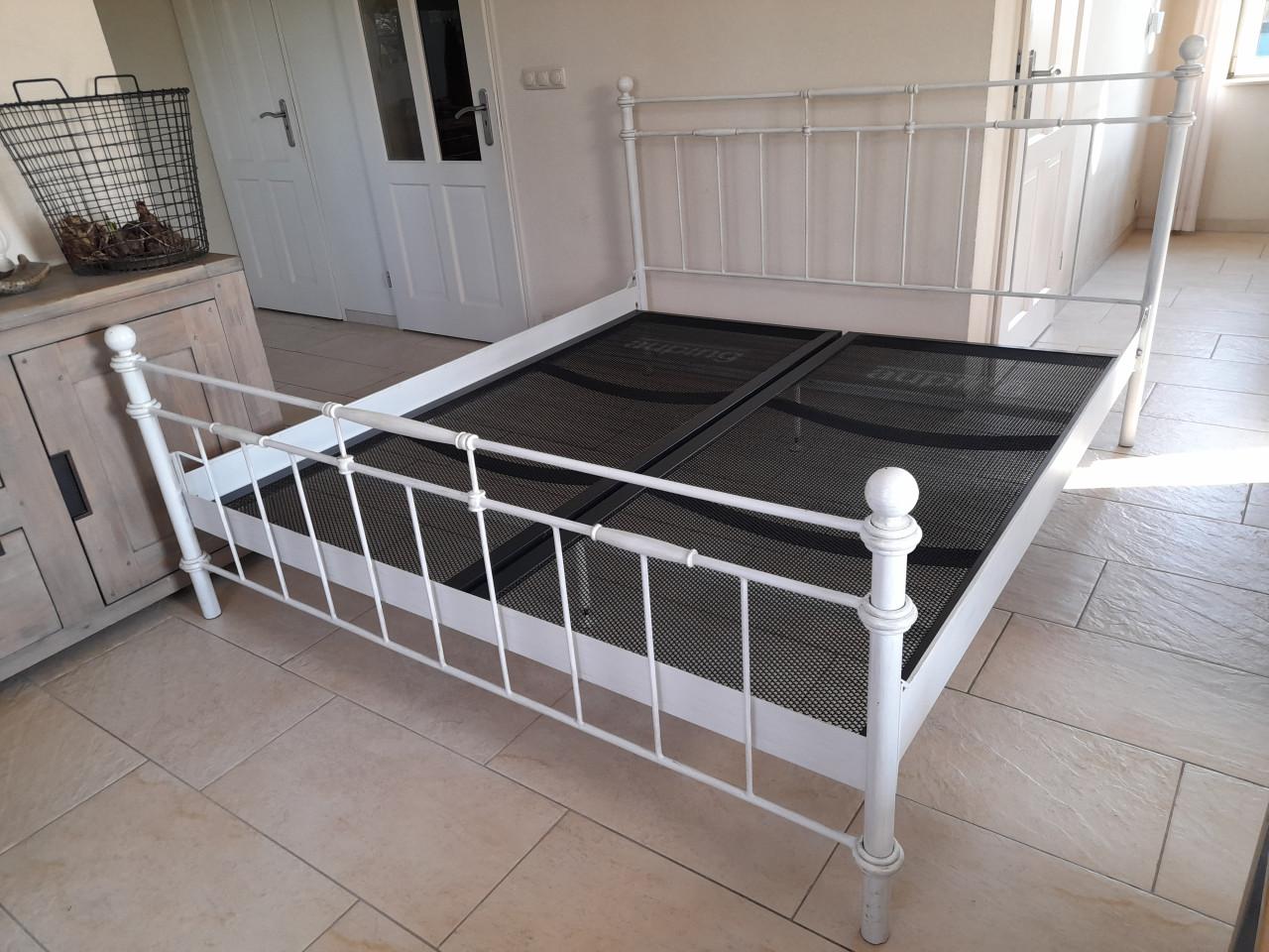 Stevig 2 Persoons bed 180 x 200 met Auping spiralen (in goede nette staat )