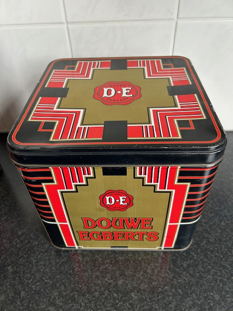 2 Douwe Egberts voorraadblikken.