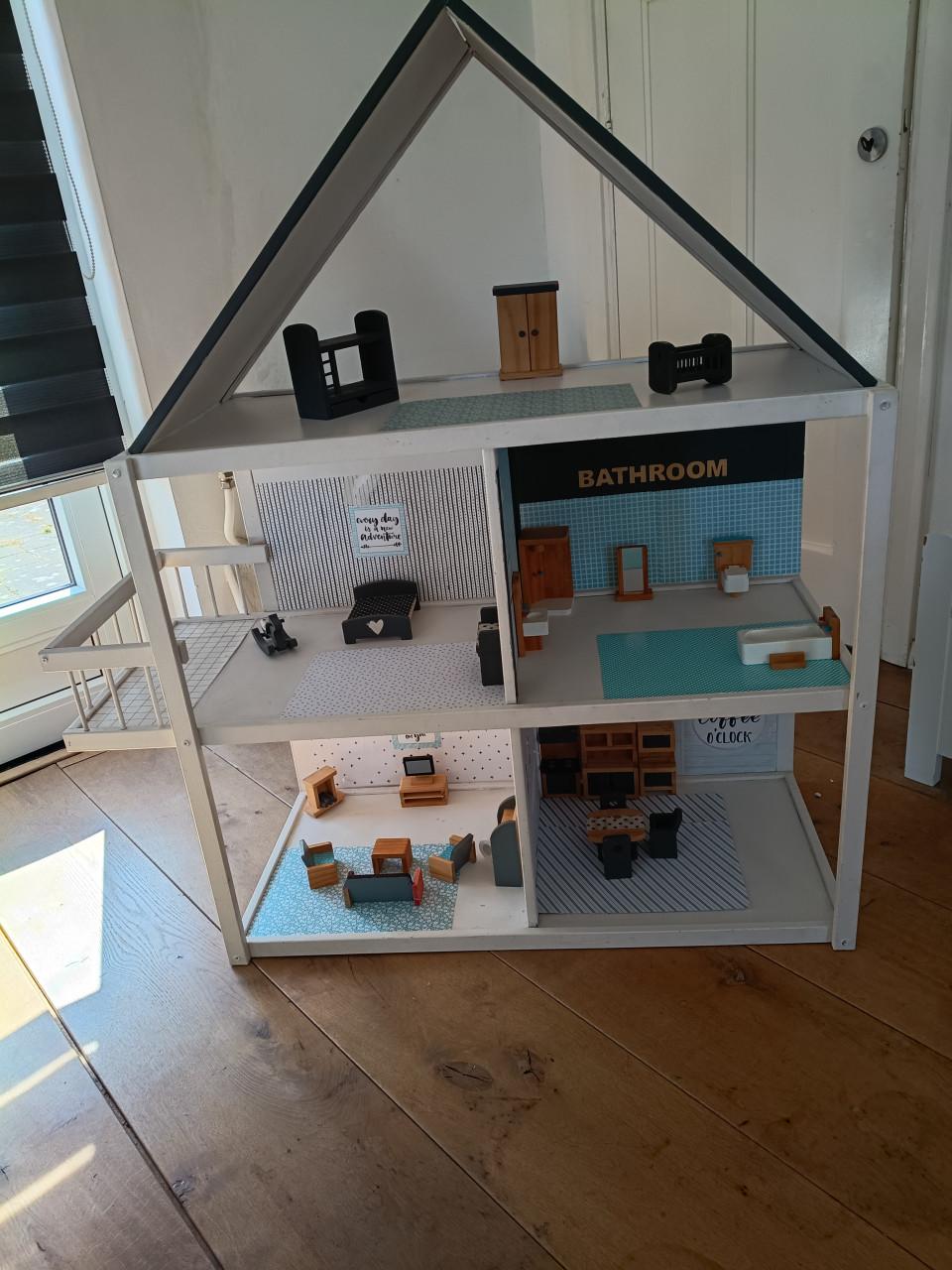 Mooi wit poppenhuis