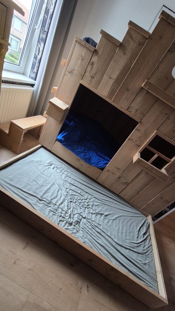 Stoer steigerhouten kinderbed met 3 slaapplekken!