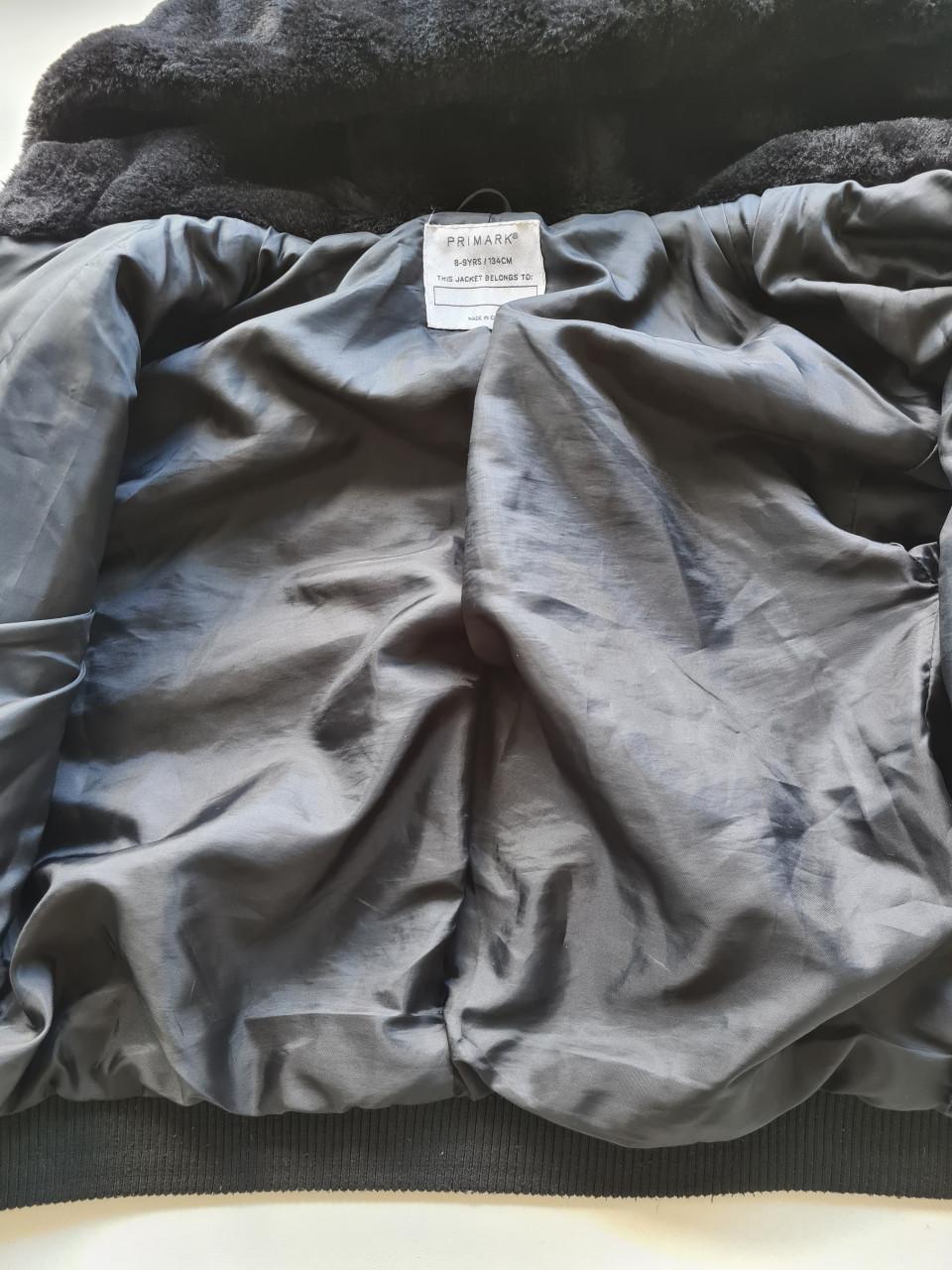 Mooie zwarte fake fur bontjas met capuchon van de Primark mt 134