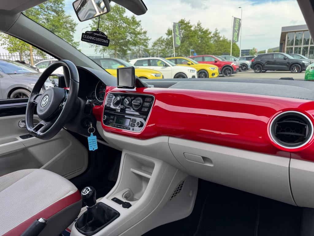 Volkswagen UP! 1.0 high up! * panoramadak * cruise control * stoelverwarmin