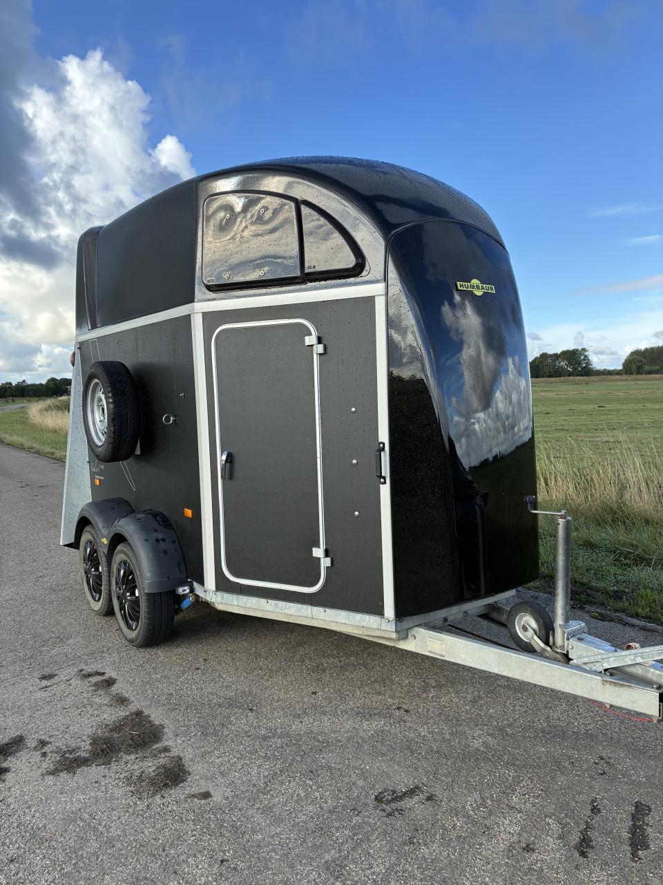 Prachtige 2 paards Humbaur Aero met zadelkamer en aluminium bodem