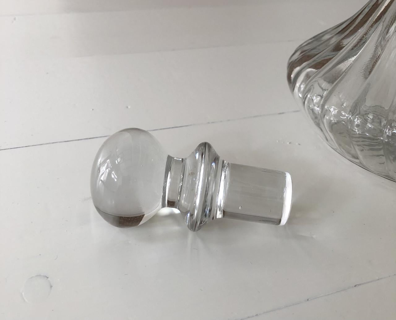 Mooie brocante drank karaf van gedraaid geperst glas