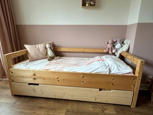 Junior bed met onderschuiflade en uitvalplankje