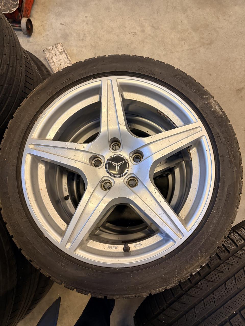 Aluminium Mercedes velgen met nieuwe winterbanden