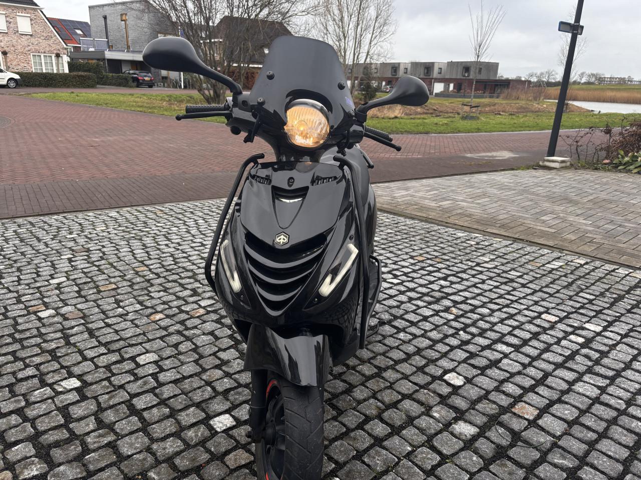 Piaggio Zip snor zwart 2018