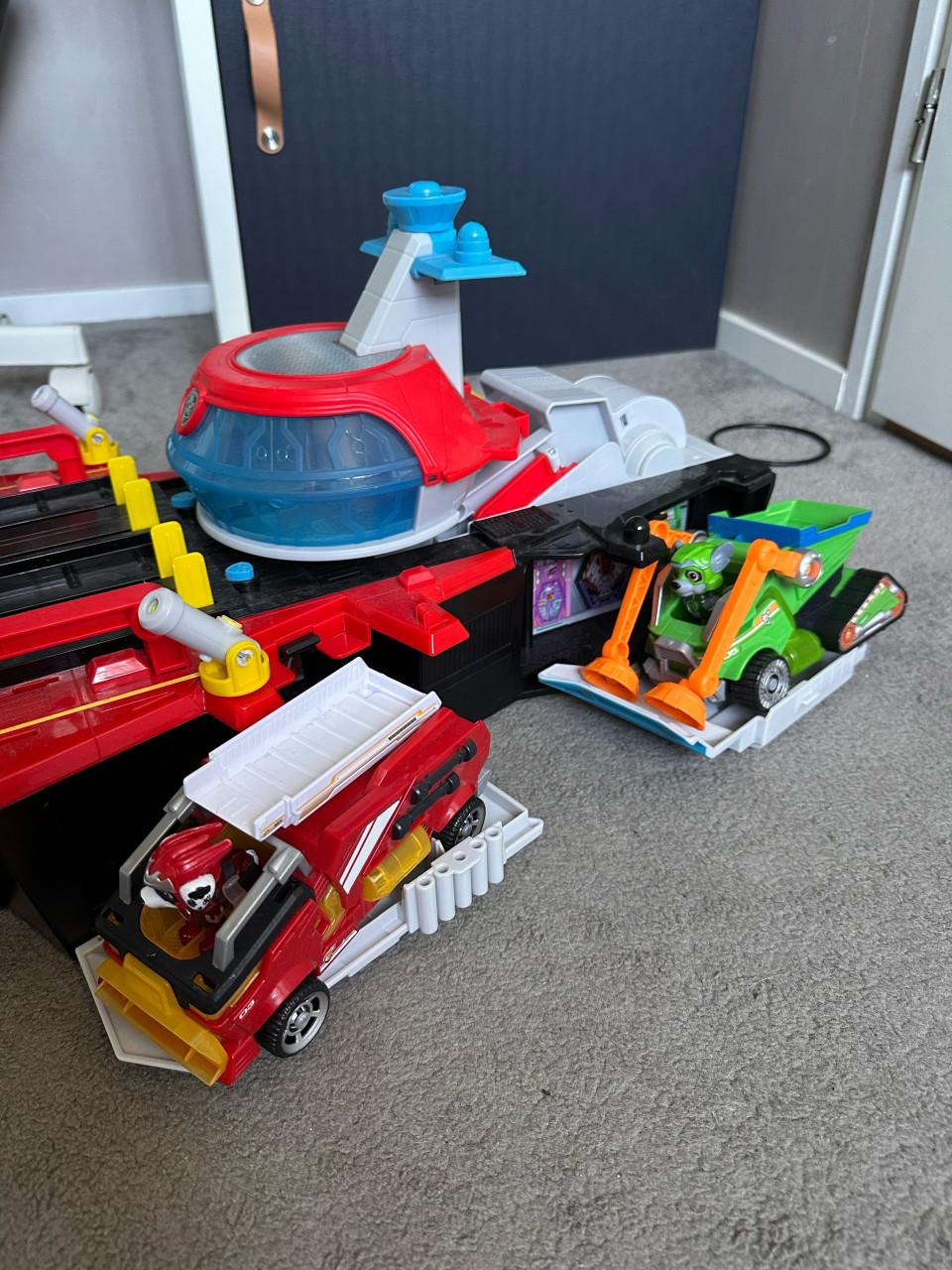 Paw patrol vliegdekschip hoofdkwartier met voertuigen en pups