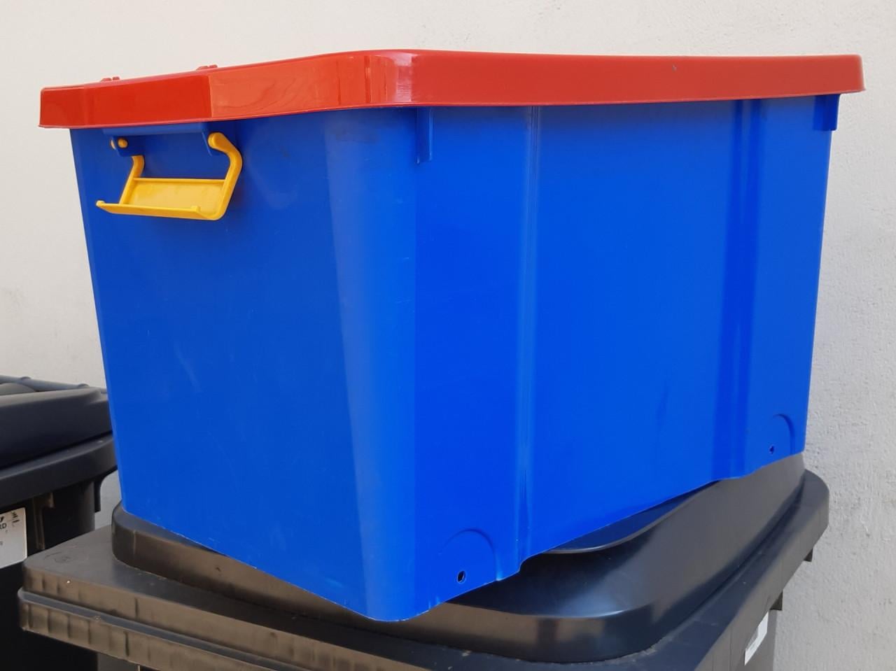 Grote opbergdoos in de vorm van een Lego steen, zonder wielen.  Afmetingen