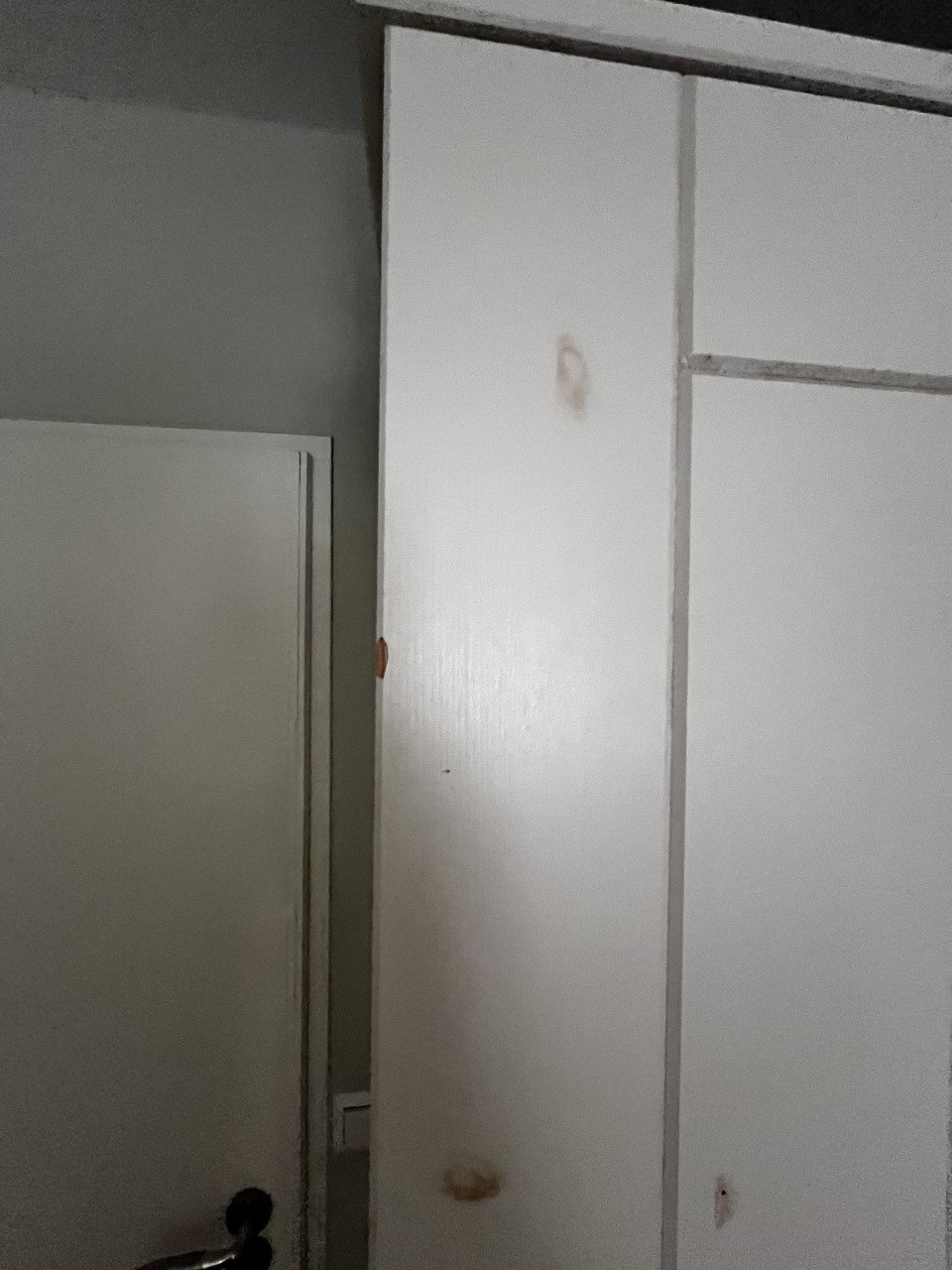 Mooie grote houten kledingkast, wit