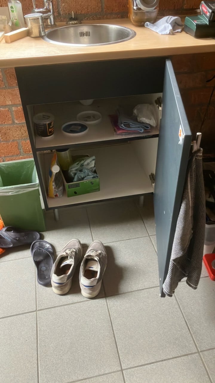 Keukenwerkblad met spoelbak en kraan