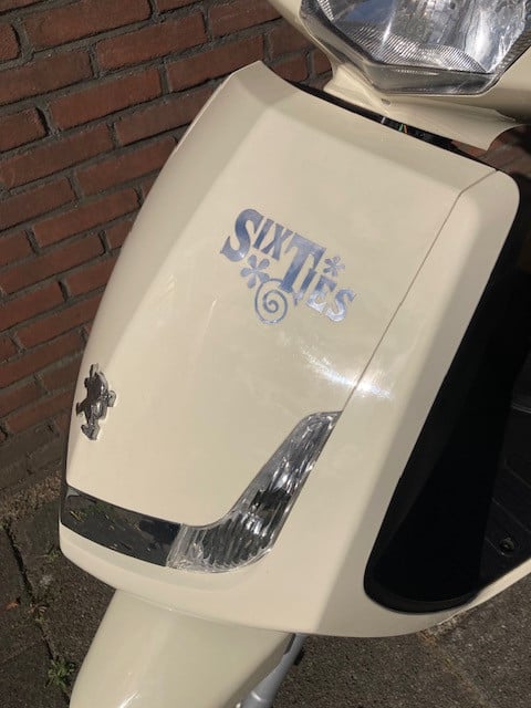 ZEER MOOIE PEUGEOT NEW VIVACITY SIXTIES EDITION 1E EIGENAAR !