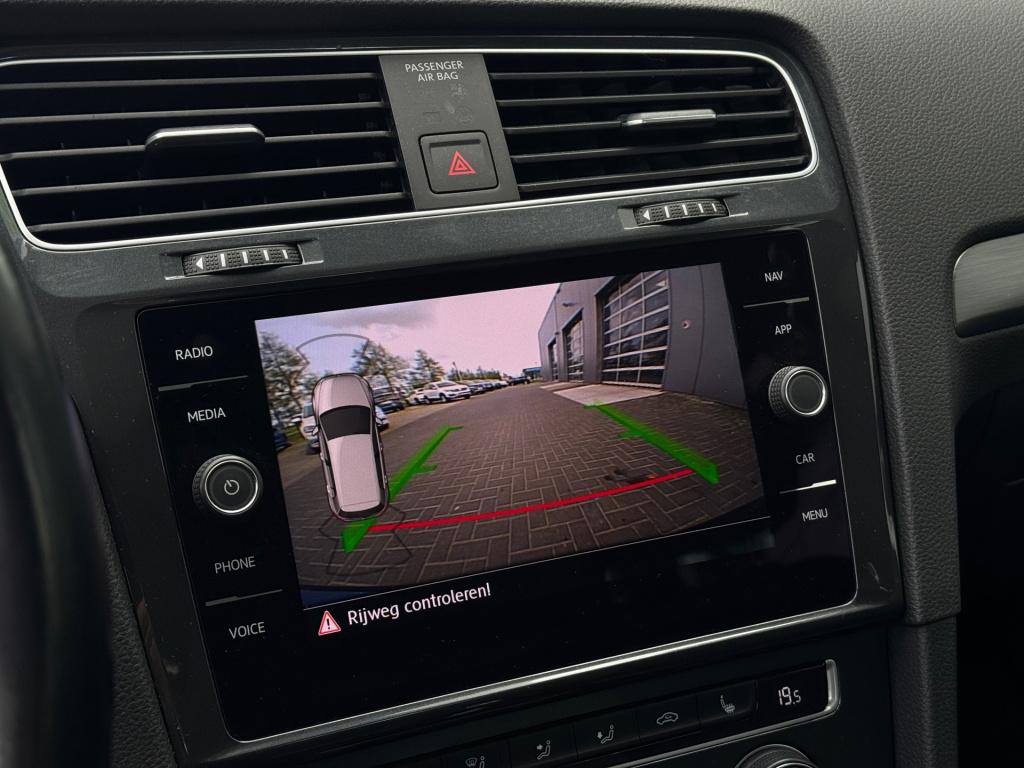 Volkswagen Golf 1.0 tsi * panoramadak * camera * navigatie * massage stoel