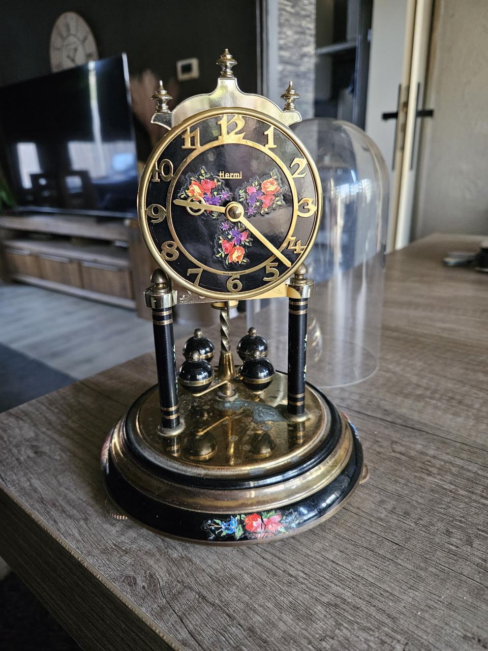 Mooie duitse Hermle torsie/stolpklok met kleurrijke bloemen